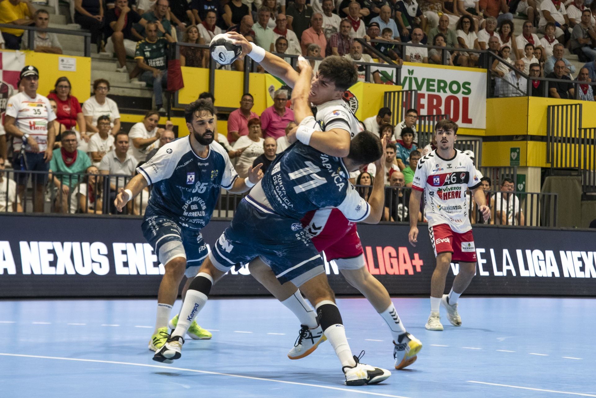 Fotos del triunfo del Balonmano Nava ante el Cangas