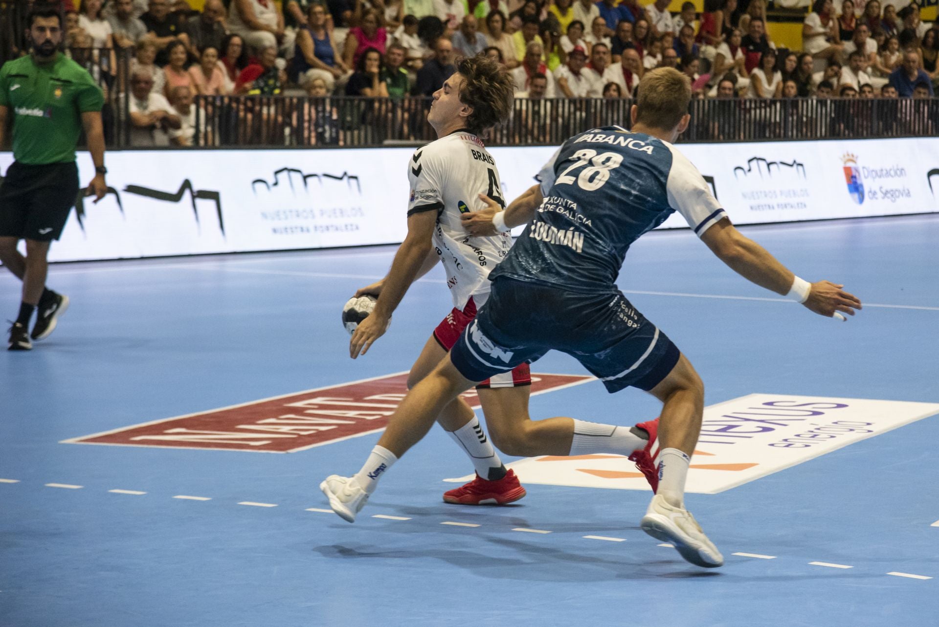 Fotos del triunfo del Balonmano Nava ante el Cangas