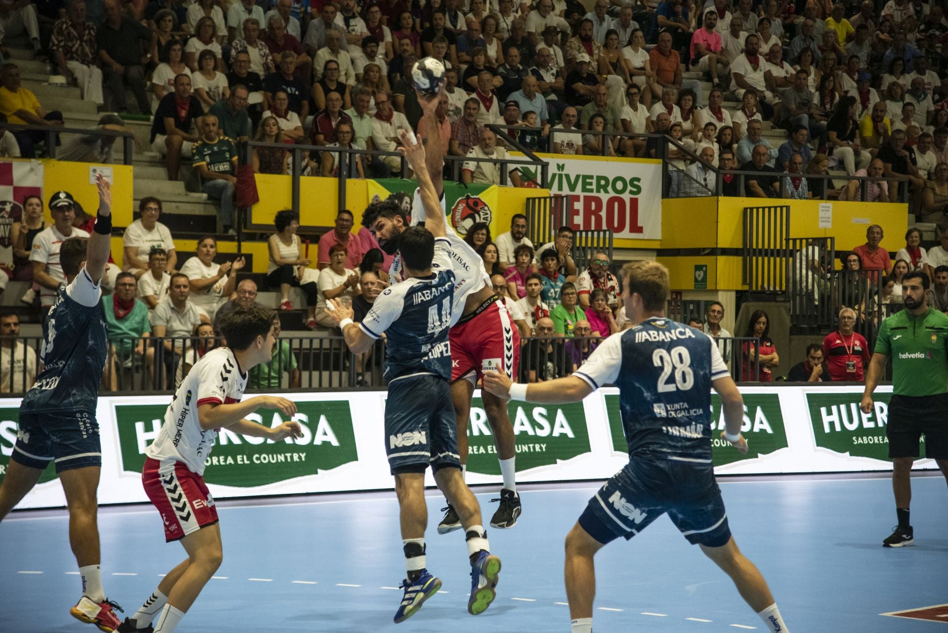Fotos del triunfo del Balonmano Nava ante el Cangas