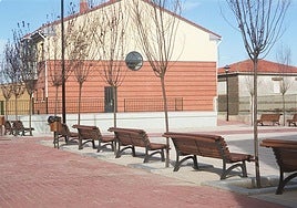 Bancos en un parque de un pueblo de Valladolid en una imagen de archivo.