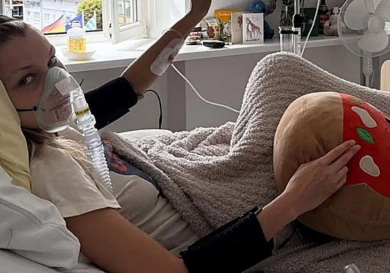 Bella Hadid recibe tratamiento en una clínica.