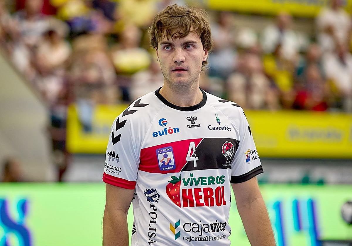 Brais González, jugador del Nava, durante el partido de la primera jornada.