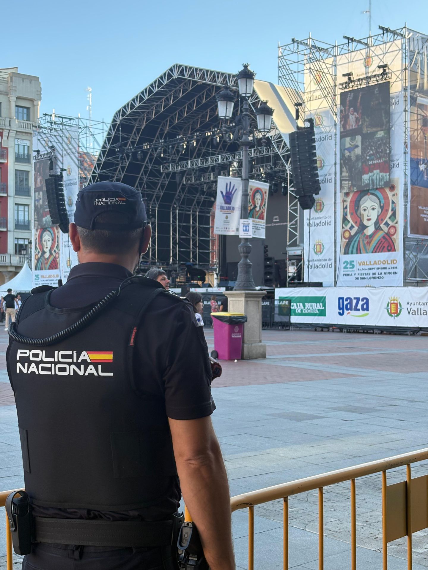 Un agente vigila la Plaza Mayor durante las Fiestas de Valladolid.