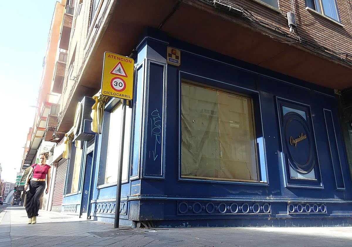 Imagen principal - Arriba, el local cerrado de la perfumería Orquidea (número 15). Debajo, a la izquierda, los dos espacios contiguos sin uso del número 17. A la derecha, el cartel que aún anuncia el traslado de Chocolate Amarillo (número 10).