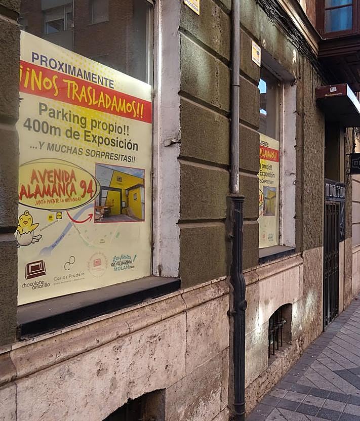 Imagen secundaria 2 - Arriba, el local cerrado de la perfumería Orquidea (número 15). Debajo, a la izquierda, los dos espacios contiguos sin uso del número 17. A la derecha, el cartel que aún anuncia el traslado de Chocolate Amarillo (número 10).