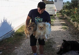 David Fuente Marín, dueño del centro canino «Las Damas», con tres de los cachorros de su centro.
