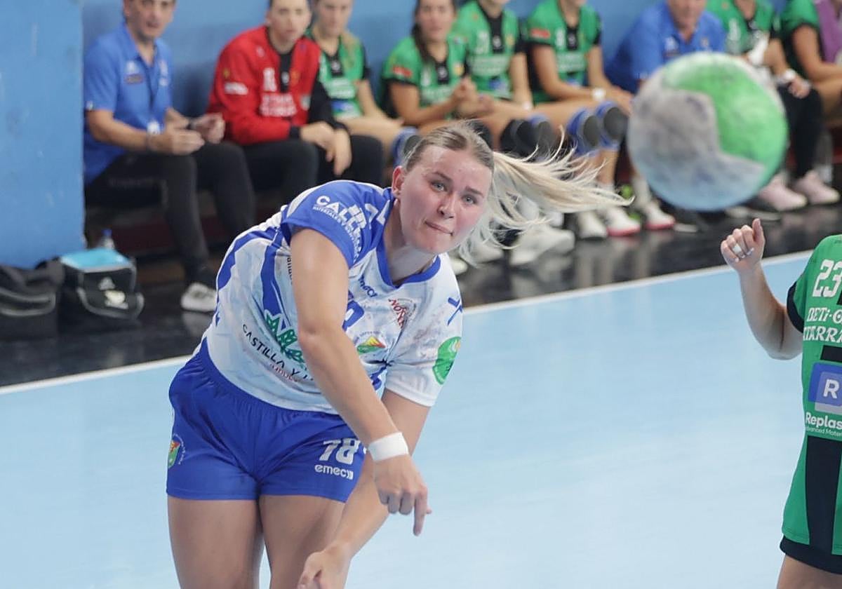 Polina lanza a portería, en un partido anterior.