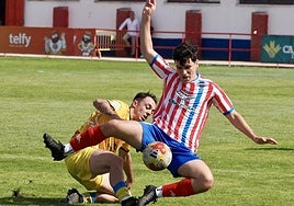 Torres trata de rematar de manera acrobática.