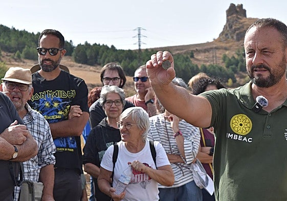 'Kechu' muestra la moneda hallada por un participante en la visita guiada.