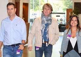 Carlos Martínez, secretario general del PSOE de Castilla y León y alcalde de Soria, entre el burgalés Daniel de la Rosa y la leonesa Nuria Rubio