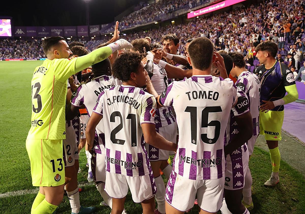 Los jugadores del Real Valladolid celebran el gol de Latasa ante el Almería.
