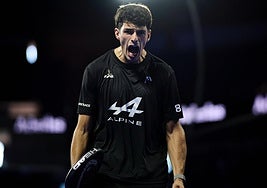 Arturo Coello grita tras ganar un punto.