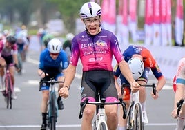 Dani Cavia celebra su triunfo en el Tour de Huangshan este sábado.
