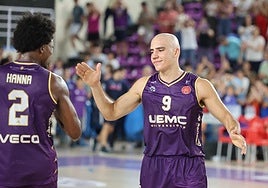 Pau Isern celebra su tiro ganador con Jacob Hanna.