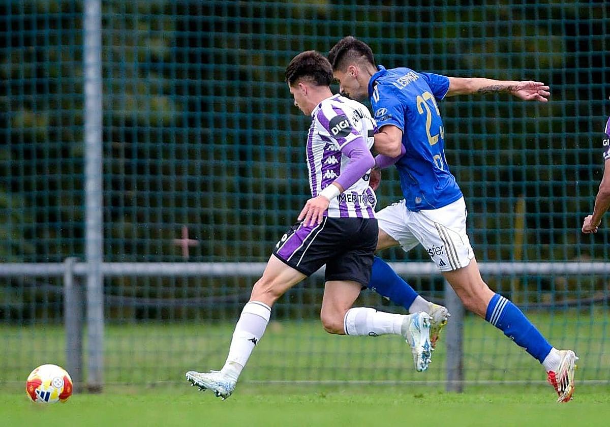 Pugna por el esférico, en un momento del encuentro de este sábado.