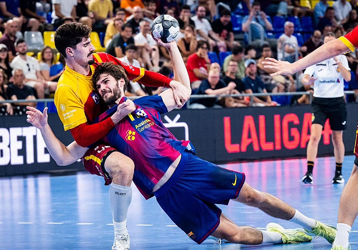 Ribeiro trata de frenar la internada de un jugador azulgrana.