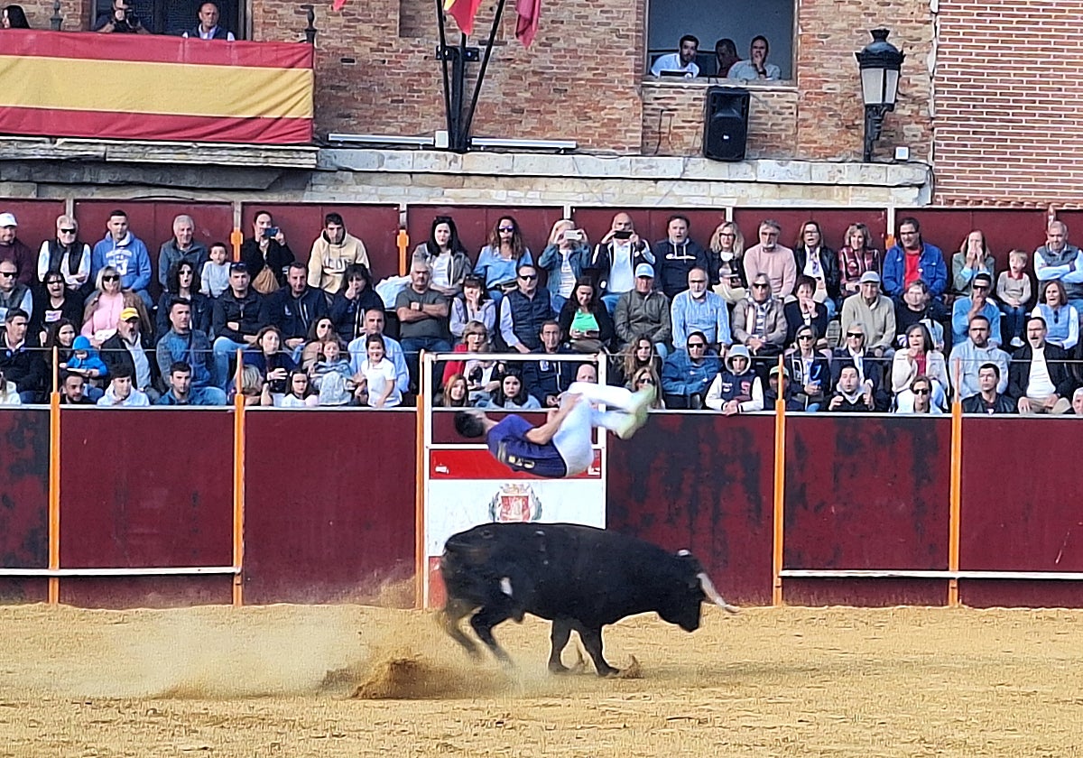 Chistian Peñas en uno de los arriesgados saltos realizados en el concurso