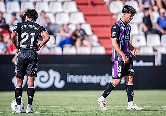 Ponceau y Meseguer, tras el primer gol encajado por el equipo.