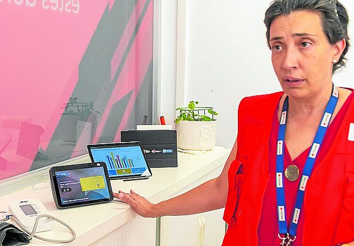 Noelia de la Fuente explica cómo funcionan los dispositivos para las personas mayores.