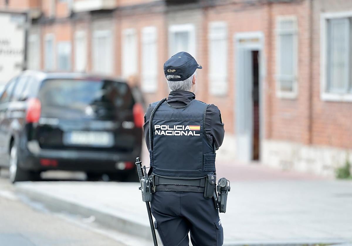 Un agente de Policía Nacional en el barrio de las Delicias.