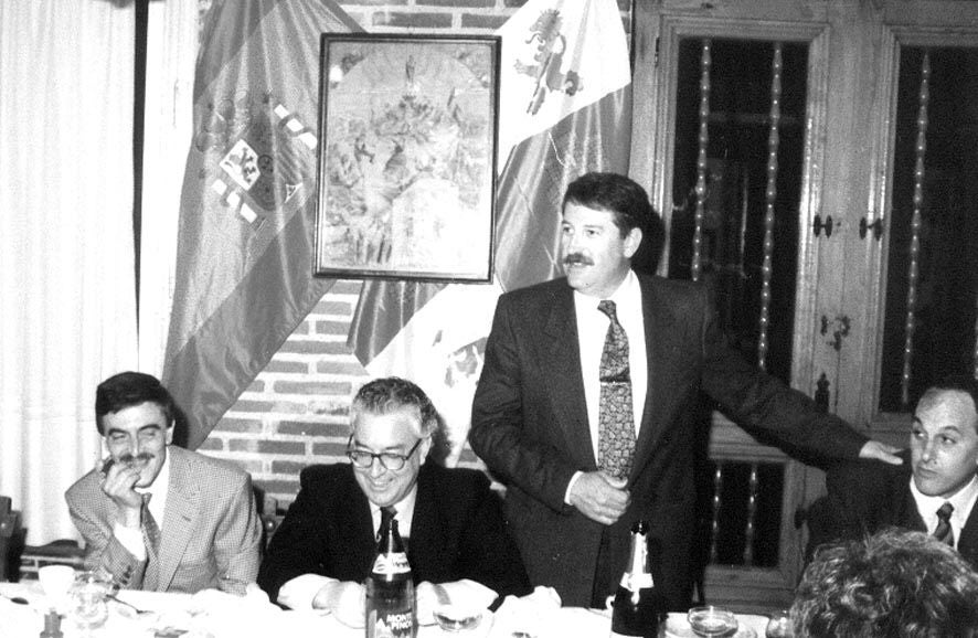 Aurelio Martín, de pie, presidente de la Asociación Cultural Peña La Aldaba de La Pedraja de Portillo. 17 de abril de 2002.
