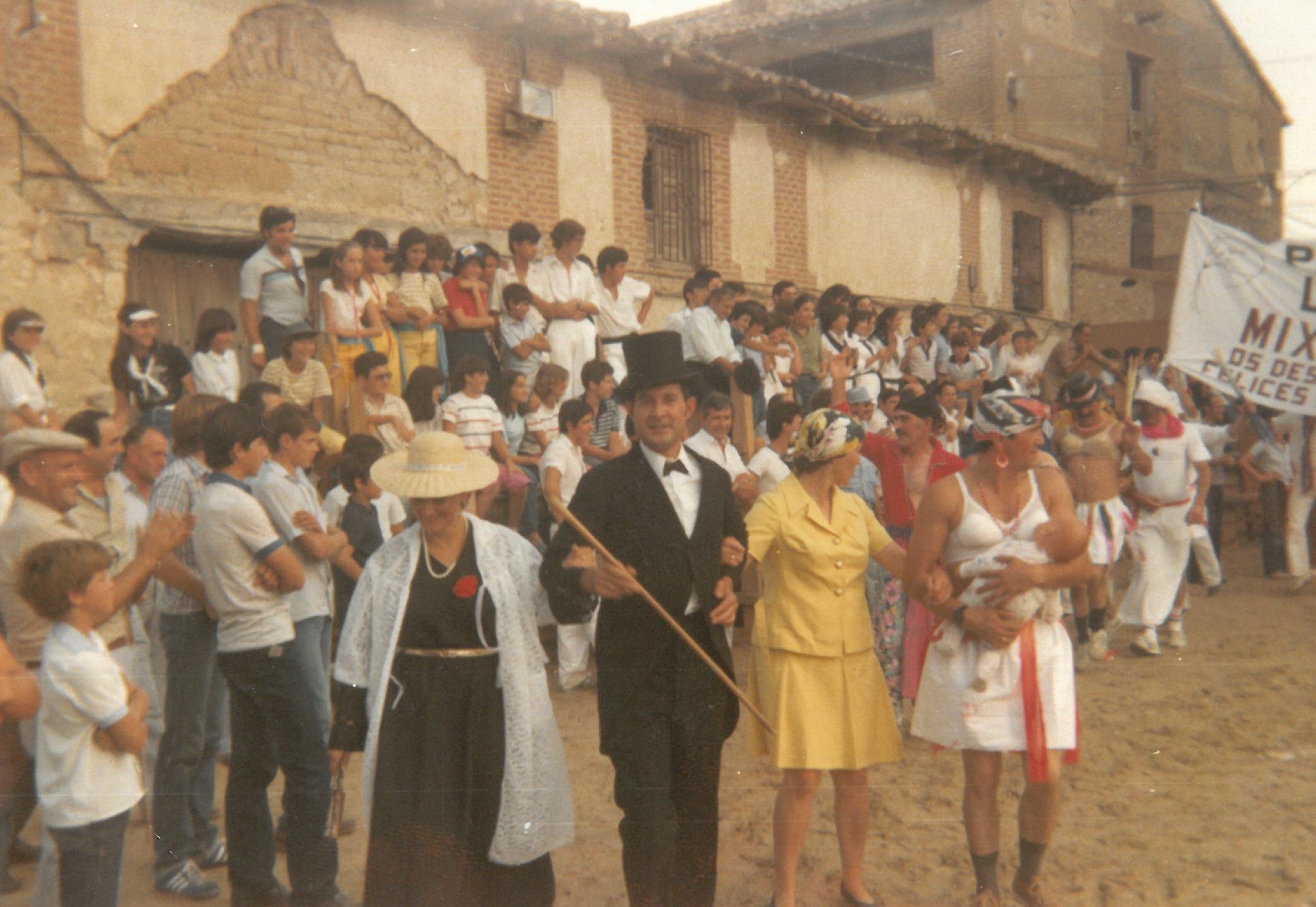 Desfile de disfraces en las fiestas del municipio. 