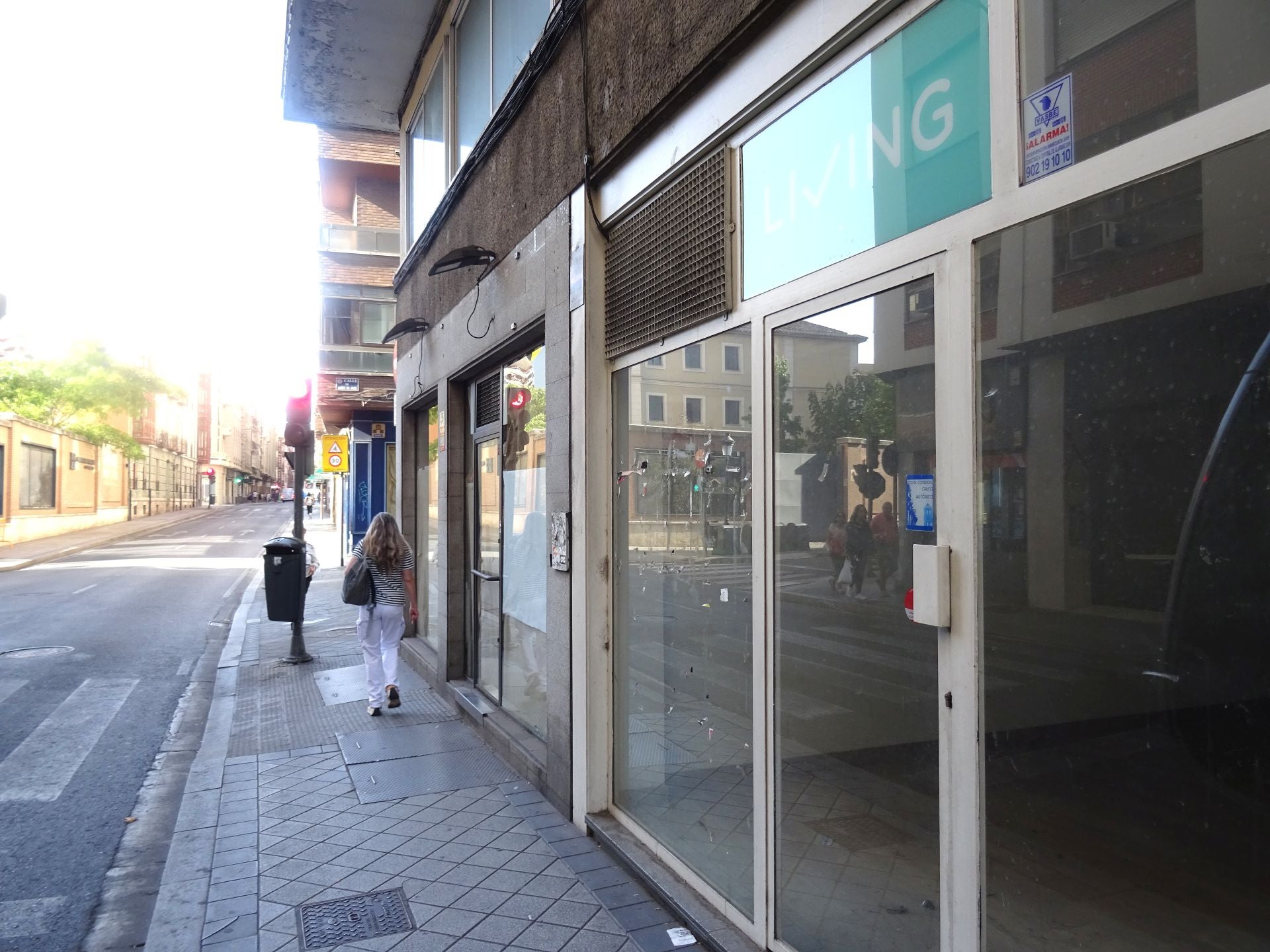La tienda cerrada de Living, junto a otro local vacío, antes del cruce con Núñez de Arce.