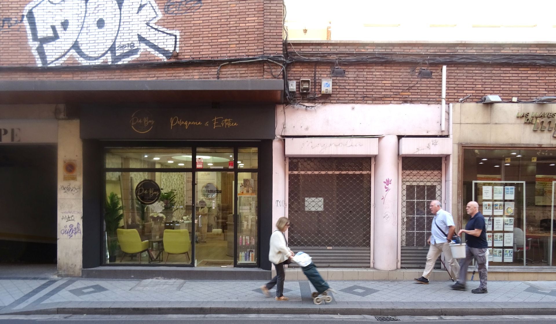 La peluquería Didi Booz, junto al local vacío de Magnolia.