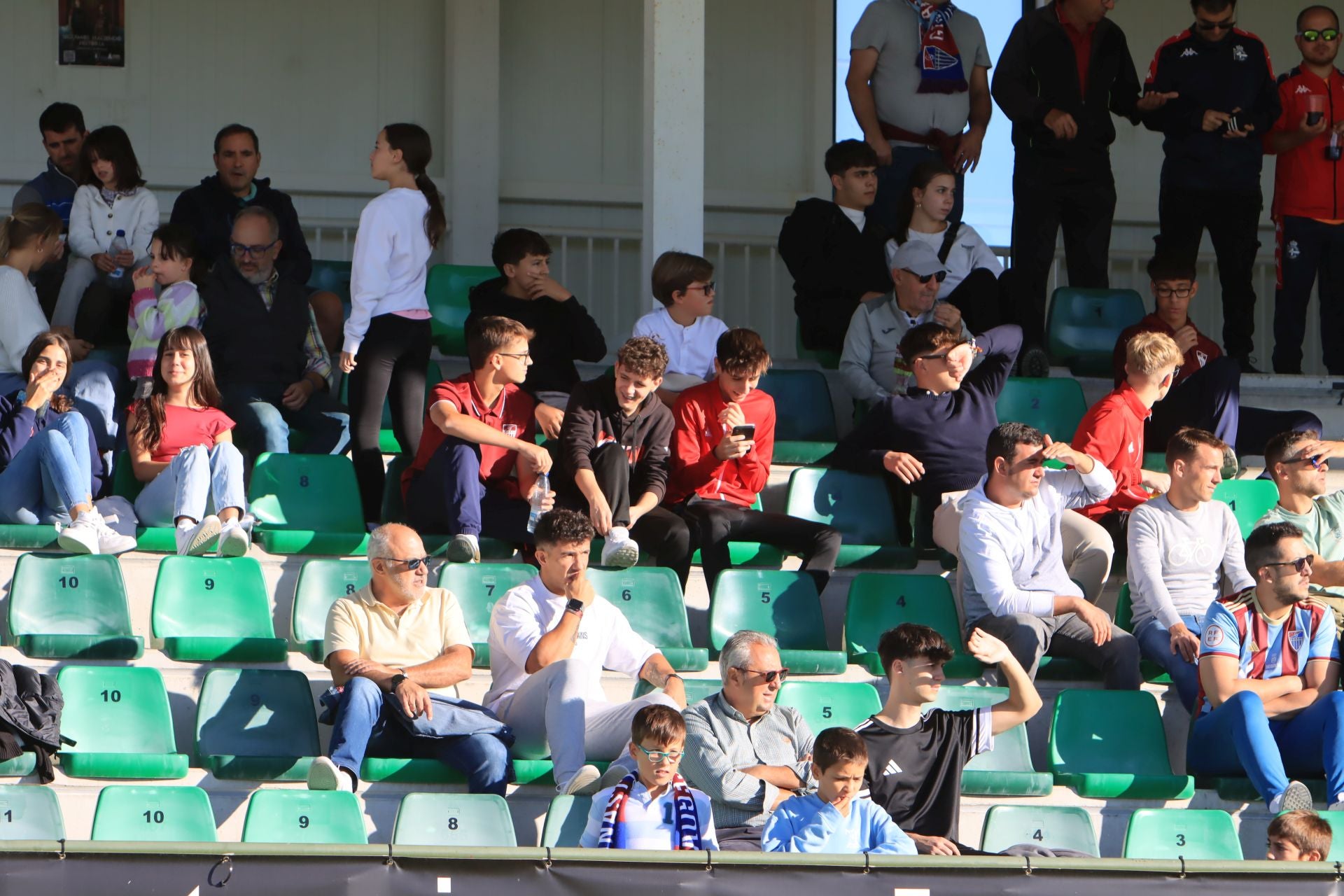 Búscate en las gradas de La Albuera durante el triunfo de la Segoviana