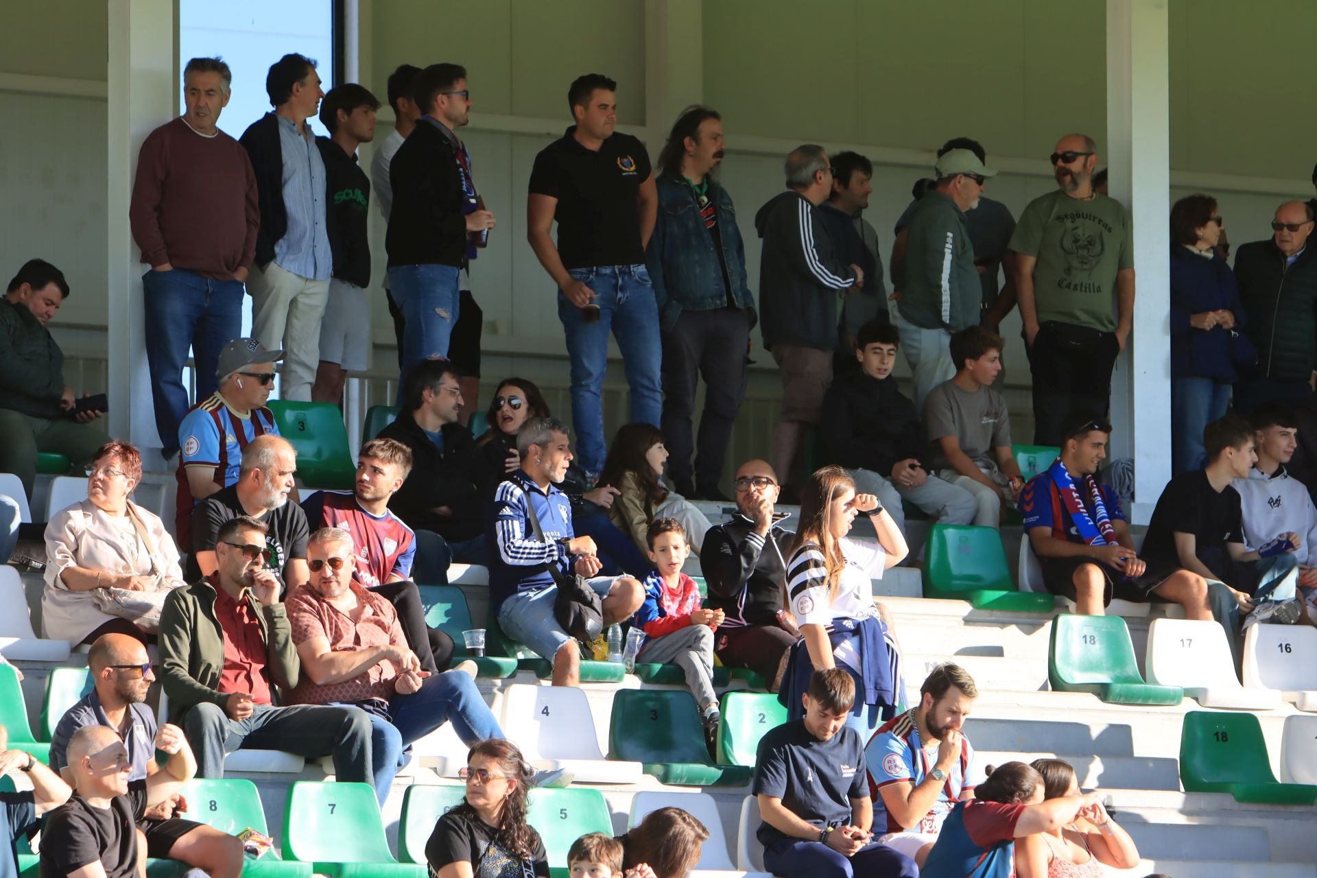 Búscate en las gradas de La Albuera durante el triunfo de la Segoviana