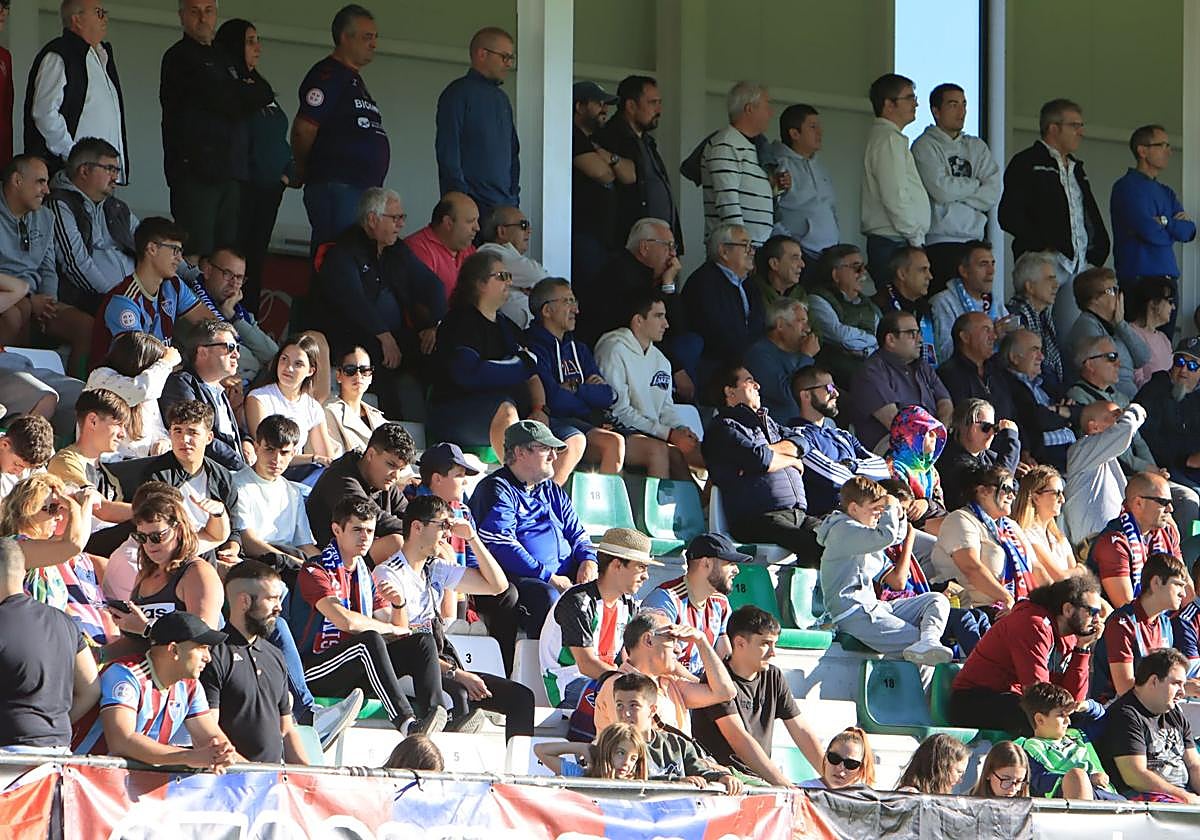 Búscate en las gradas de La Albuera durante el triunfo de la Segoviana