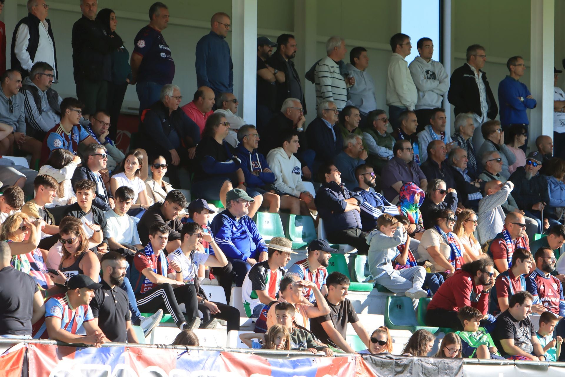 Búscate en las gradas de La Albuera durante el triunfo de la Segoviana