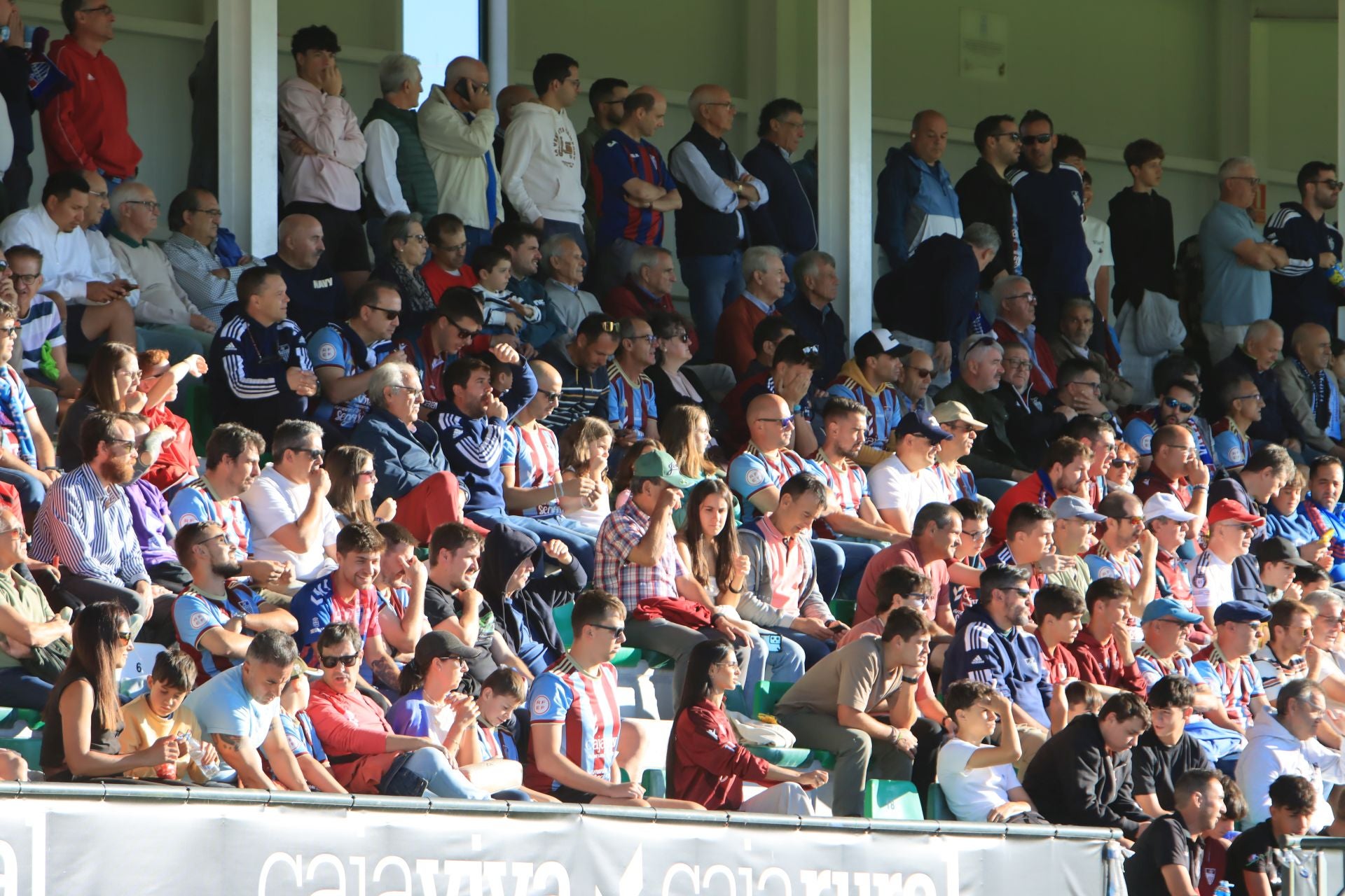 Búscate en las gradas de La Albuera durante el triunfo de la Segoviana