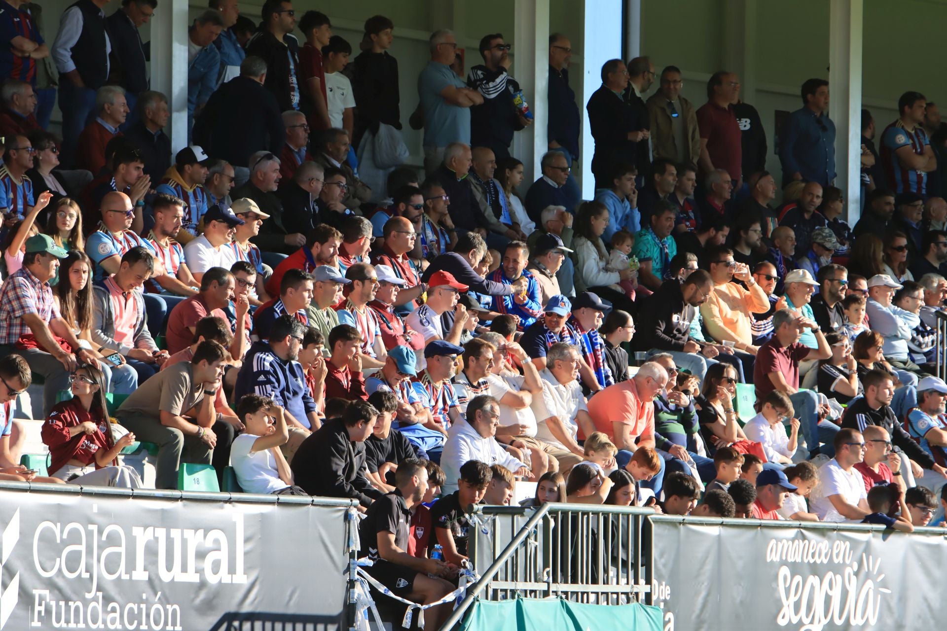 Búscate en las gradas de La Albuera durante el triunfo de la Segoviana