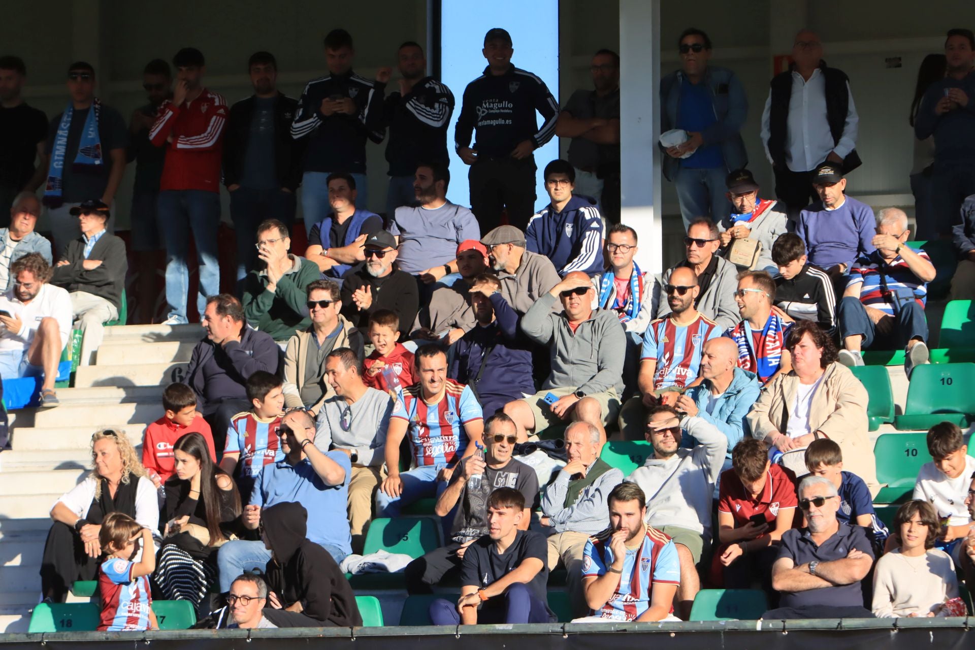 Búscate en las gradas de La Albuera durante el triunfo de la Segoviana