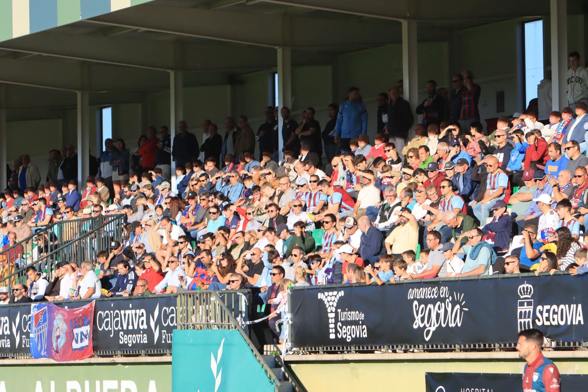 Búscate en las gradas de La Albuera durante el triunfo de la Segoviana