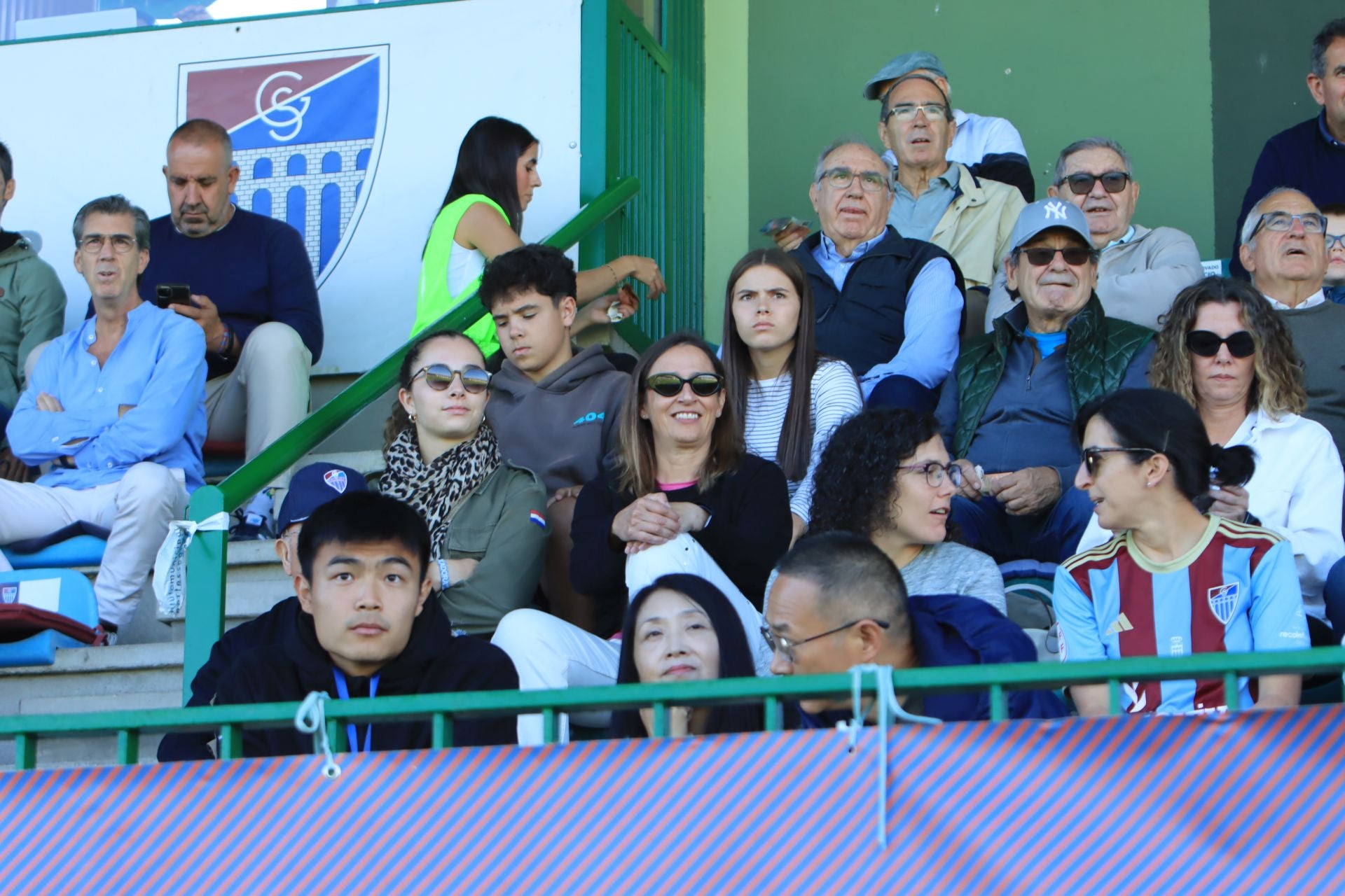 Búscate en las gradas de La Albuera durante el triunfo de la Segoviana