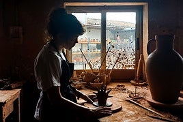 Cinta Arribas, durante la creación de su obra en Alfarería Velasco.