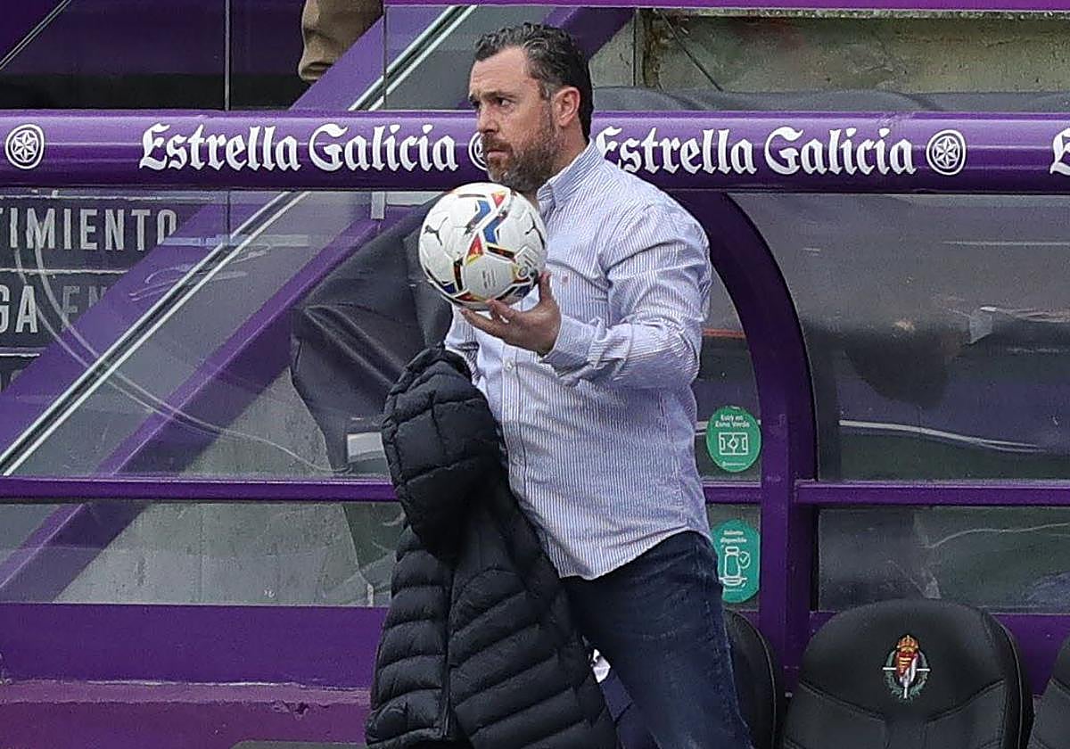 Sergio González, en el banquillo de Zorrilla, en abril de 2021.