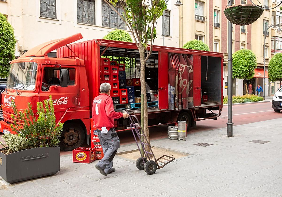 Un repartidor de bebidas descarga mercancía en la calle María de Molina en una imagen de archivo.