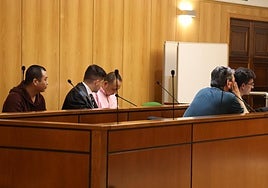 Los tres acusados de pelearse en un salón de juegos, durante la vista en la que han alcanzado una conformidad.