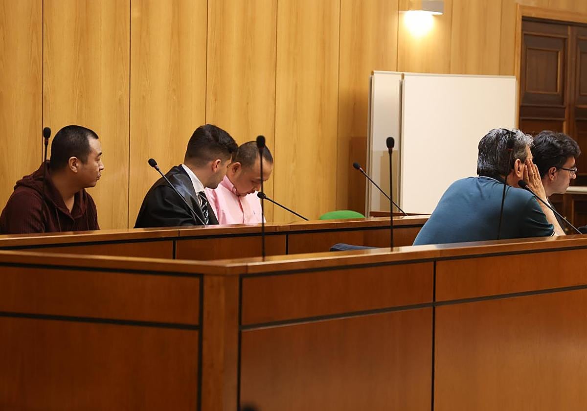 Los tres acusados de pelearse en un salón de juegos, durante la vista en la que han alcanzado una conformidad.