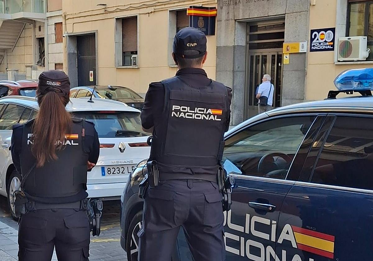 Agentes del Cuerpo Nacional ante la Jefatura Superior.