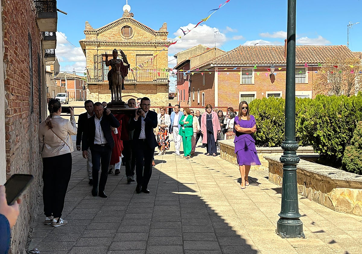 Procesión de San Mauricio alrededor de la plaza Mayor de Palazuelo de Vedija