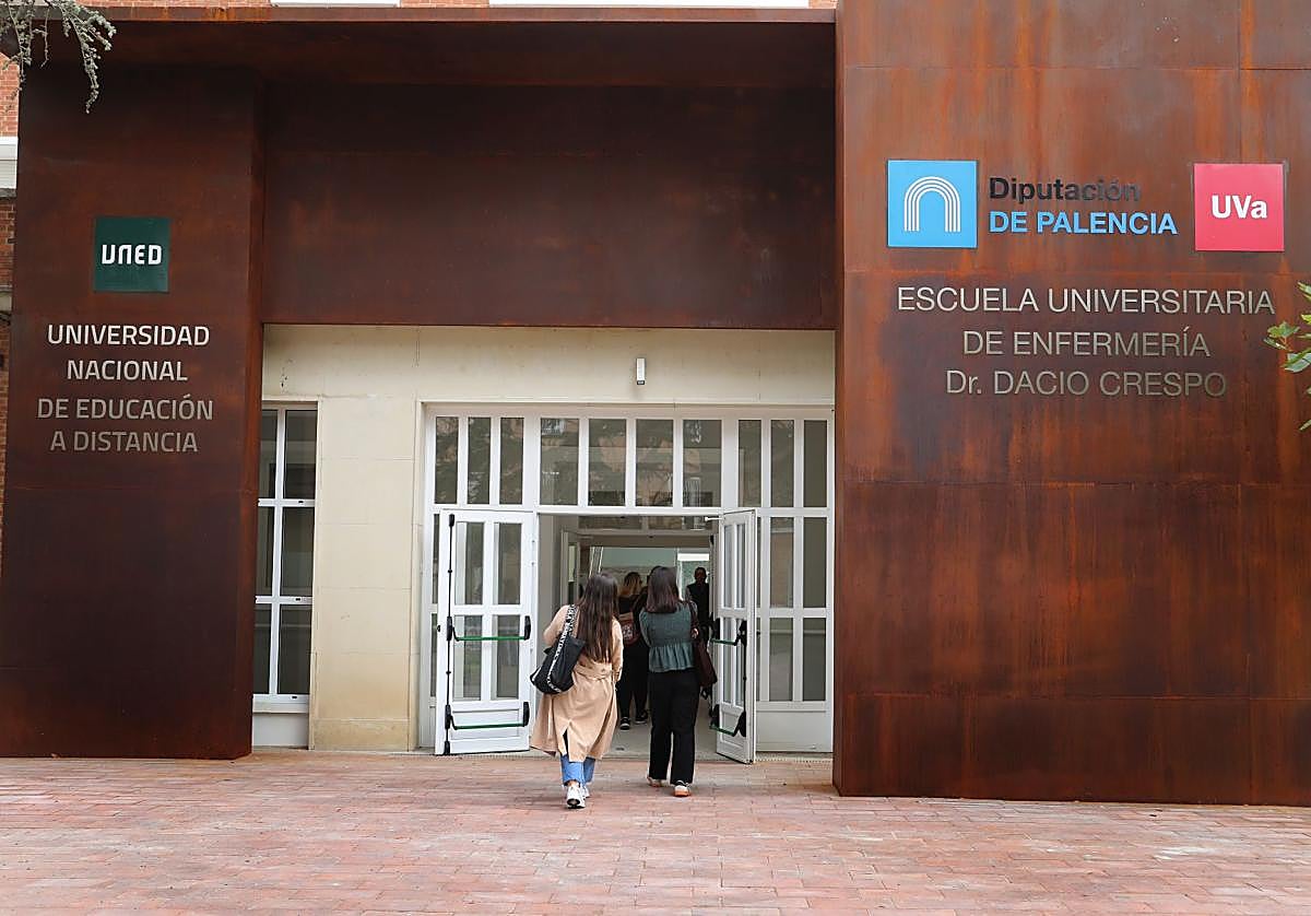 Entrada al nuevo edificio universitario, estrenado el pasado 8 de septiembre.