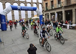 Salida de la marcha ciclista para recaudar fondos para AFA Segovia.