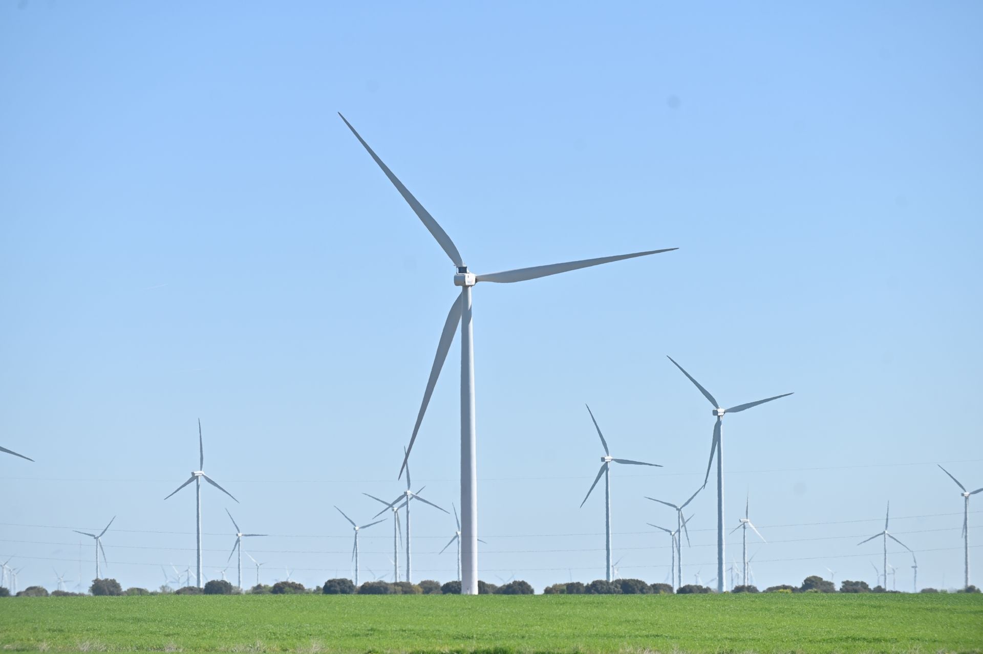 Un molino eólico en Barruelo del Valle.