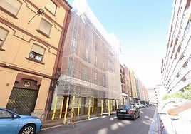 Exterior del edificio afectado por el incendio en la calle San José.