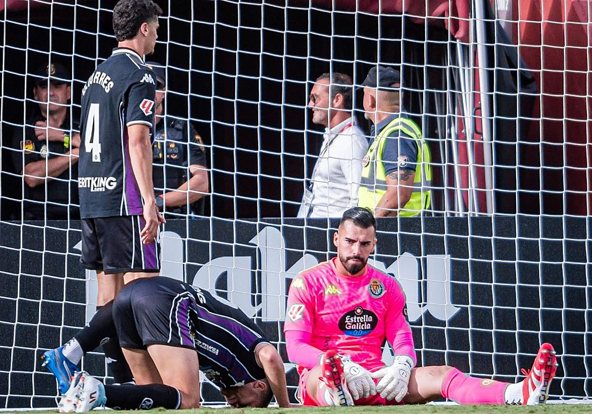 Guilherme observa desde el suelo el lamento de Tomeo.
