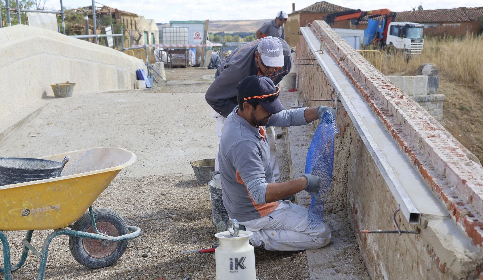 Así se repara el primer puente construido en el Canal de Castilla